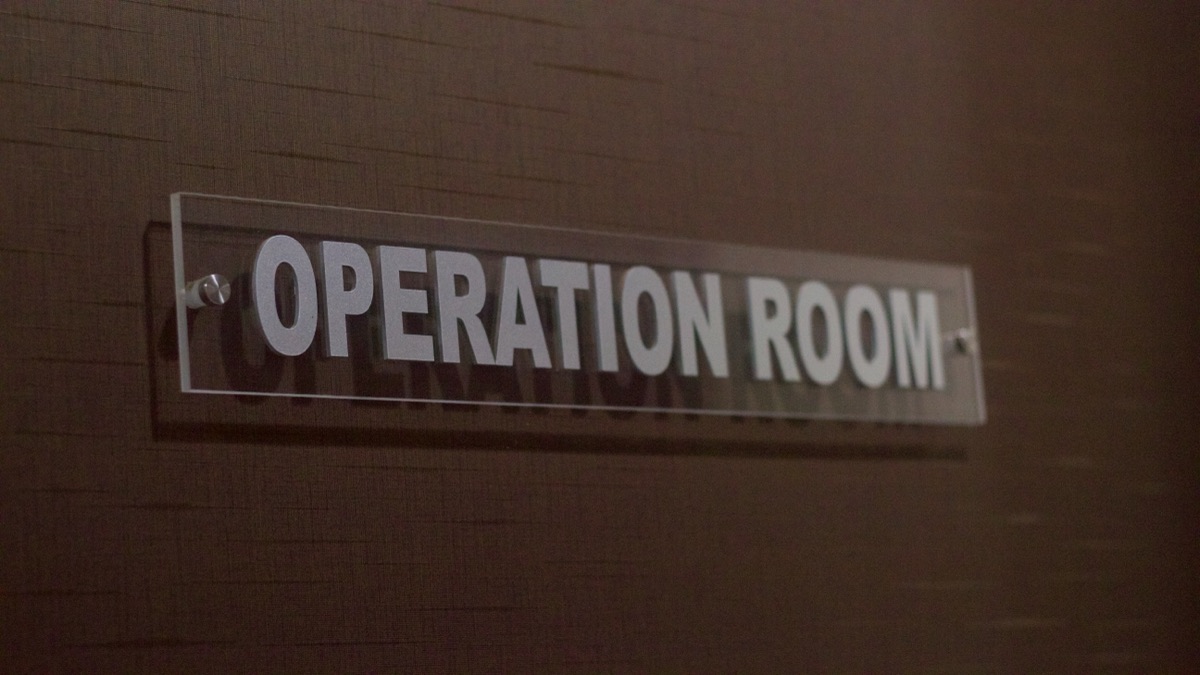 The operation room door sign